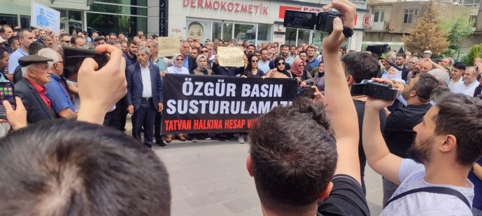 yeniyasamgazete's tweet photo. Gazeteci Aygül’e destek: Bu saldırı tüm Tetwan halkına yapılmıştır 

https://t.co/31wfmDn188 https://t.co/pc5GsxzuqL