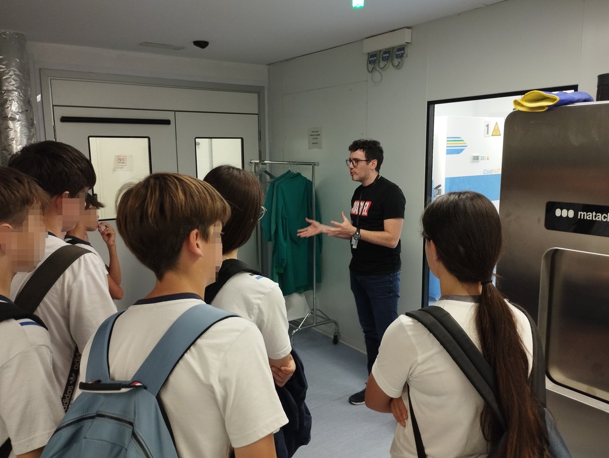 GVAfisabio's tweet photo. 👥 Hoy el alumnado del Colegio Yocris de Almàssera ha visitado #Fisabio. 

🔬🧪 En el marco del proyecto #ElRetoFisabio han podido conocer cómo trabaja el personal investigador del @BiobancoIBSP y del Área de Genómica y Salud.

🔸 Con la colaboración de @FECYT_Ciencia https://t.co/JzjNsRkuOw