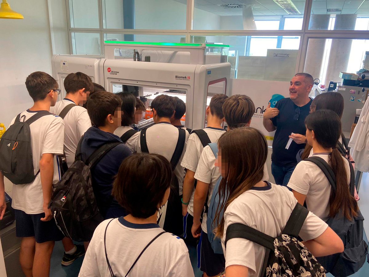 GVAfisabio's tweet photo. 👥 Hoy el alumnado del Colegio Yocris de Almàssera ha visitado #Fisabio. 

🔬🧪 En el marco del proyecto #ElRetoFisabio han podido conocer cómo trabaja el personal investigador del @BiobancoIBSP y del Área de Genómica y Salud.

🔸 Con la colaboración de @FECYT_Ciencia https://t.co/JzjNsRkuOw