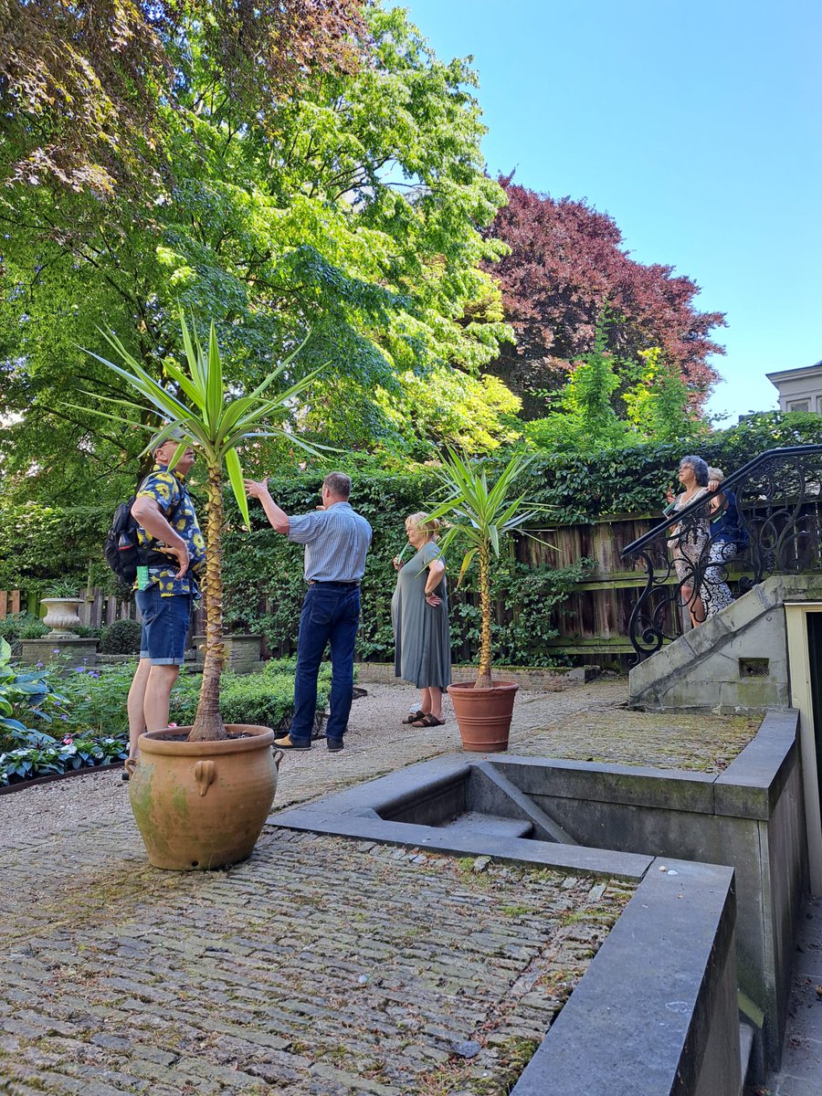 Bijna 6000 #tuinenliefhebbers
bezochten tijdens de #OpenTuinenDagen in #Amsterdam ons Huis De Vicq en Huis Bartolotti! Heb je het gemist? Huis Bartolotti en z'n tuin kun je iedere week van wo t/m zo #bezoeken. Kom langs en voel je #thuis!
hendrickdekeyser.nl/museumbezoek/h…