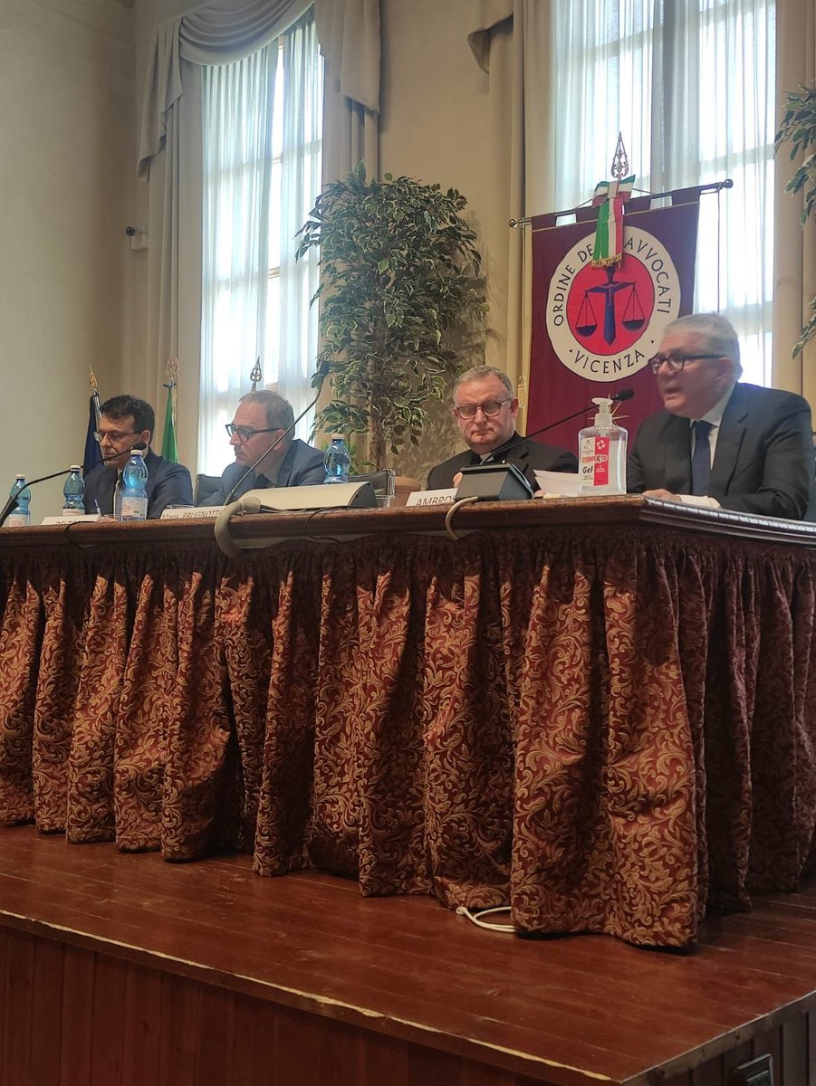 OrdineAvv_Vi's tweet photo. Grande partecipazione al Convegno su “La fine della vita tra diritto, scienza e fede” con gli interventi dei Proff. Enrico Ambrosetti e Paolo Dei Tos dell’Università degli studi di Padova e di S.E. Vescovo di Vicenza Mons. Giuliano Brugnotto. https://t.co/jljEFoPjD9
