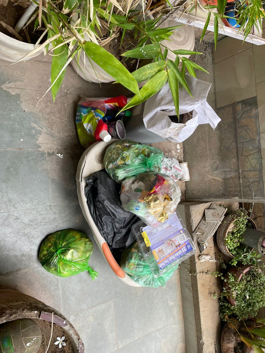 gsinglajourno's tweet photo. #Gurgaon #Slok2-3 @MunCorpGurugram रिहायशी कालोनी में दिन प्रतिदिन उठने वाले कूड़े का निस्तारण भी ठीक ढंग से करने में सक्षम नहीं हैं, बाकी सुविधाओं की तो बात ही क्या करे। निवासी पिछले एक माह से कूड़ा समय से न उठने की समस्या से परेशान हैं। @pcmeenaIAS @cmohry @drkamalguptabjp https://t.co/5UnRudQogo