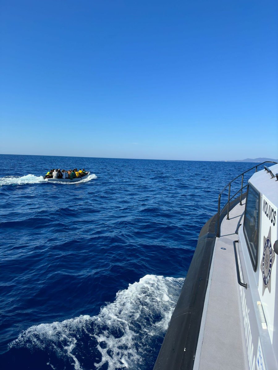 LGalrao's tweet photo. Lancha #Molivos da #PolíciaMarítima fartou-se de testemunhar crimes da @HCoastGuard no #Egeu, onde actuava na operação #Poseidon da @Frontex (esq), e mudou para a #Themis, Itália (dta): https://t.co/03mxDmpw7l. Opera a partir de #Pantelleria: https://t.co/nvsbMY6LAw #Mediterraneo https://t.co/I4jnxXVP6a