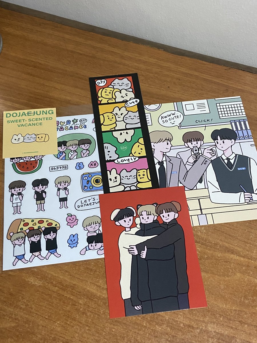 mochidoies's tweet photo. ヽ(´▽`)/ #mailforbee  

my dojaejung cute merch arrived just in time for the con wah this was so fun to unpack 😭 it was beautiful to unwrap! thank you for the pasabay @jjiohi 🥺💗 https://t.co/HJBGZgt3yz