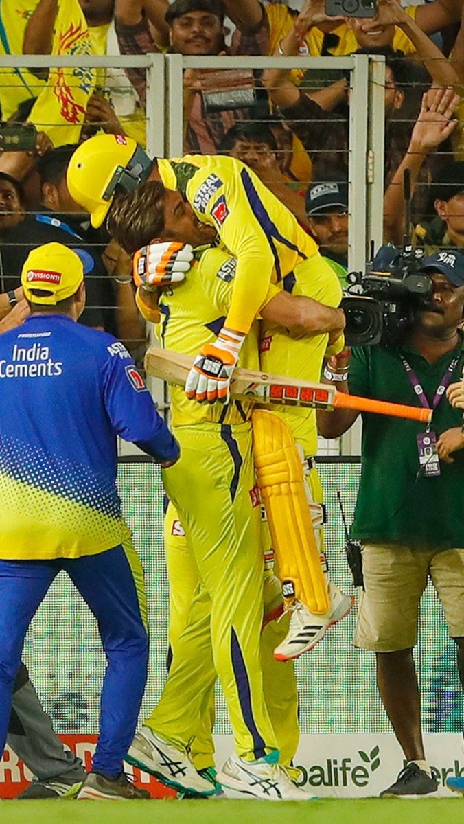 CricSuperFan's tweet image. Super Fan @PraveenBalusu1 from Hyderabad Placed a Cutout of the Iconic Moment from #IPL2023Final at his home !! 💛🔥

This Moment will forever be etched in our Hearts !! ❤️

#MSDhoni | #WhistlePodu | #CSK
📸: IPL / BCCI
