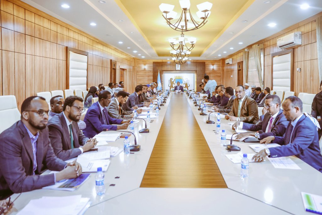 IamIdil's tweet photo. @SomaliPM Wadanka ma dumarkaa ku yar. Waa maxey dowladaan aan loo dhameyn. 

Miiska dhan labo gabdhood lee u jeedaa. 

Rayse Wasaare waa u jeednaa inaaney dumarka dhankaaga qiimo ku laheyn. https://t.co/QSpMm1rJVN