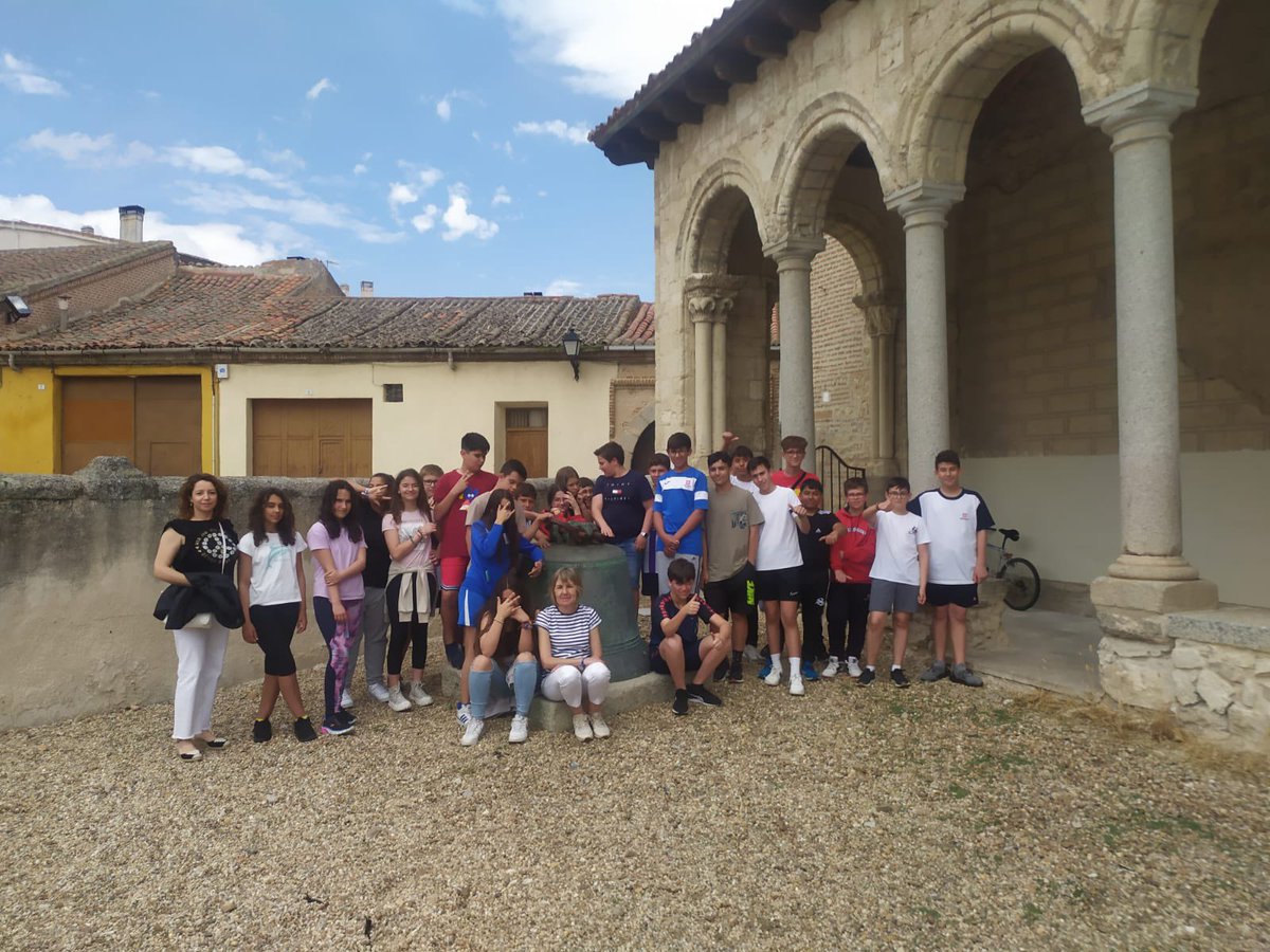 Salesarevalo's tweet photo. Los alumnos de 1º y 3º de la ESO han visitado el museo de arte contemporáneo de Arévalo. Una oportunidad para conocer la oferta cultural de nuestra ciudad. #AbrimosCaminos #salesianosarevalo https://t.co/vNz4uuoRFI