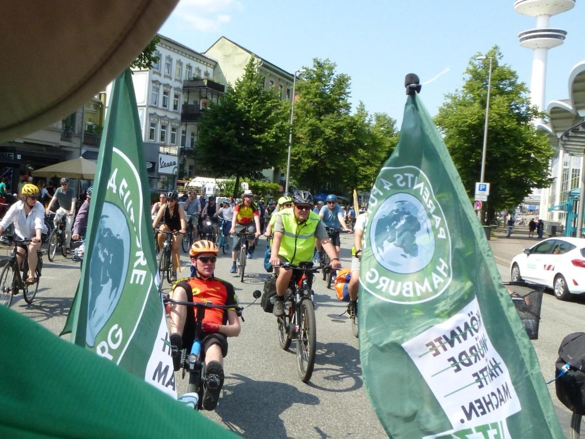 War das wieder schön! Wäre doch jeden Tag so viel Platz für's Fahrrad! Viele Tausend Radfahrer*Innen geben Hoffnung für einen klimagerechten Umbau der #Verkehrsinfrastruktur unseres schönen Hamburgs! Und die #Parents4Future waren voll dabei! Klasse👍
#Sternfahrt
<a href="/ADFC_Hamburg/">@ADFC_Hamburg@norden.social</a>
