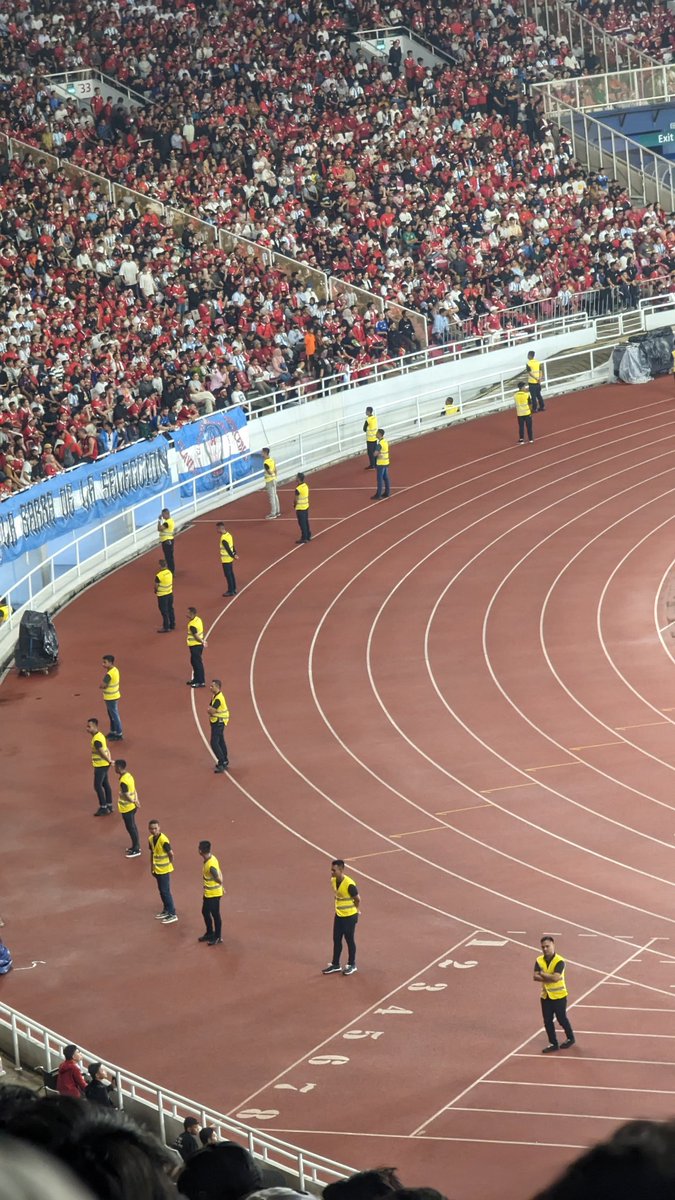 cupicuk's tweet photo. #TimnasDay Indonesia 0 Vs 1 Argentina, babak pertama. #FifaMatchDay. hapus sedihmu kawan.. Di stadion pun banyak yg bisa masuk btapi gak boleh nonton.. hargai perasaan mereka #bajukuning. https://t.co/COAsyxmweo