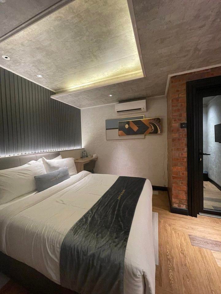 travetopia's tweet photo. Hotel harga B40 Tapi Selera T20 di Kuala Lumpur ! 

Dia punya T20 level guna sabun syampu jenama L'Occitane tu. Interior dia perghhh tiptop high class

Tengoklah harga semalaman dia: https://t.co/zHLXZQaosF

📍 A&amp;R Urban Hotel, Kuala Lumpur

📸 Twitter | azrarahman https://t.co/WG3K4syg9k