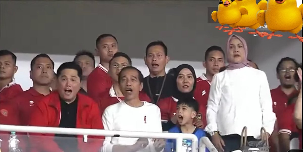maannduutt's tweet photo. Bu iriana adalah aku ketika nonton bola wkwkwk. #TimnasDay https://t.co/fLUcMuvJi2