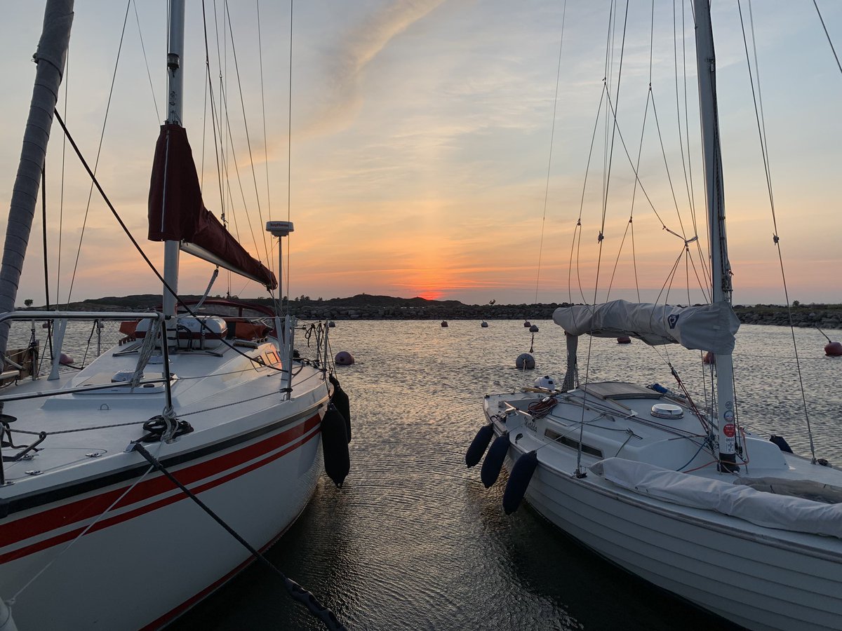 Köydet irti #Jurmo #Parainen klo 16. Nokka kohti #Karlby #Kökar #Ahvenanmaa.

Aurinkoinen keli. Tuulta, ristiaallokkoa ja vaahtopäitä jonkin verran.

Kuva eiliseltä illalta.

#veneily #kesä