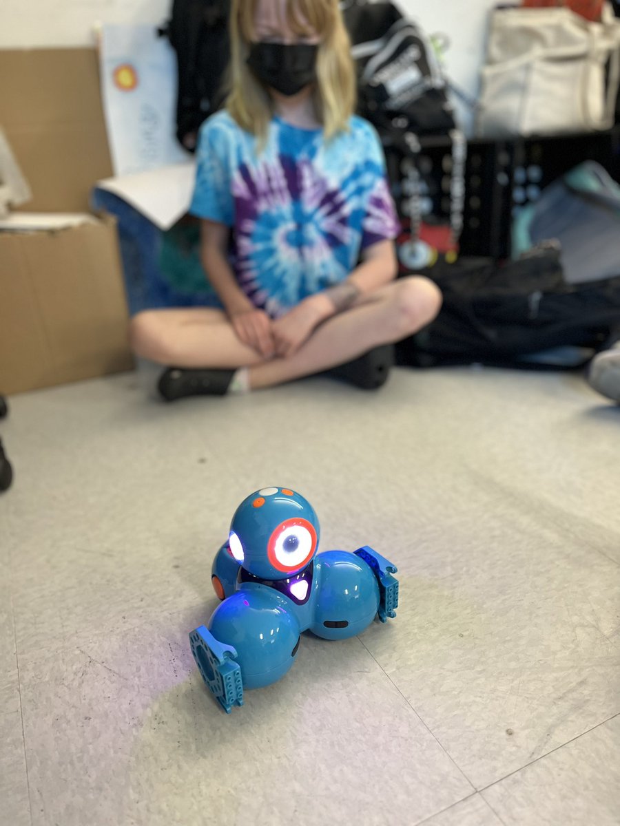 Programming robots 🤖 A huge thank to <a href="/MrsCBonnell/">NMPS K-5 STEM Teacher 🤖💡🔎</a> for this awesome experience!!