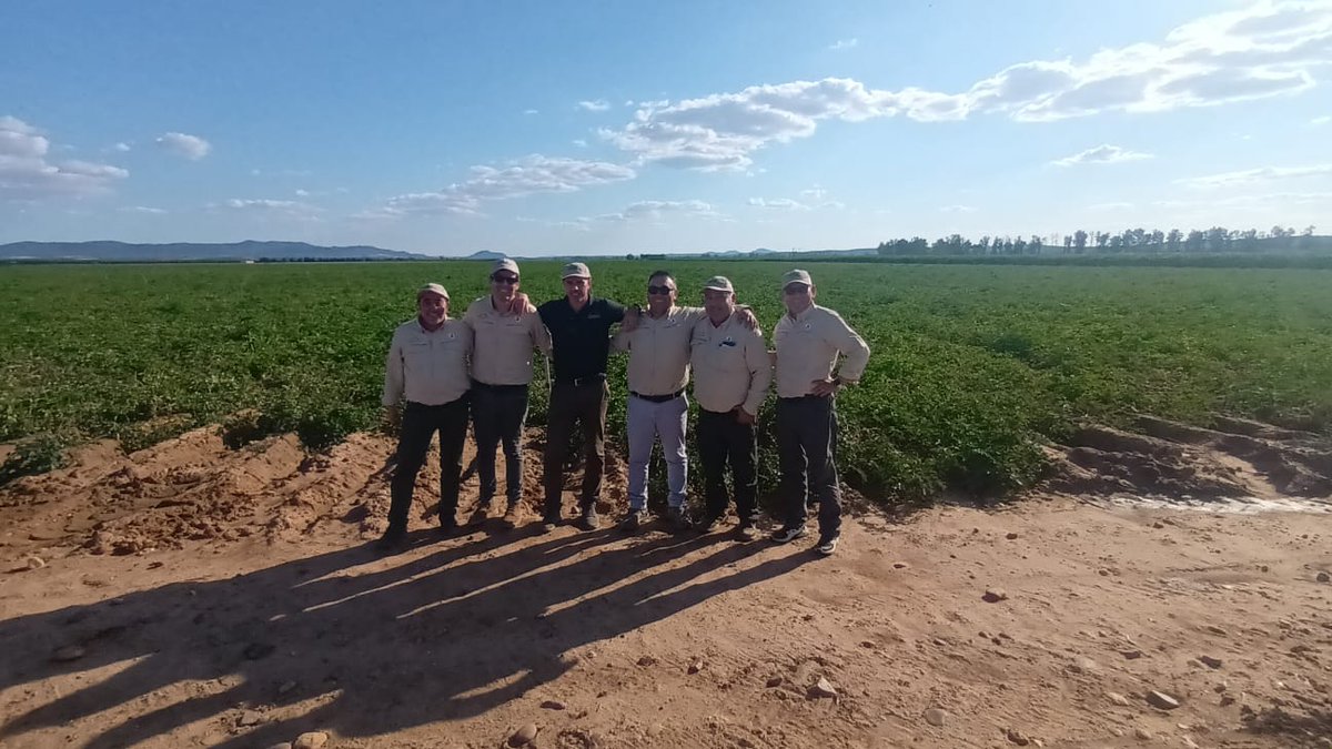 Grupo_Chamartin's tweet photo. ¡Increíble experiencia con nuestros clientes chilenos! Visitamos nuestras instalaciones, recorrimos fincas en Extremadura con sistemas de riego y exploramos Mérida. ¡Gracias por confiar en nosotros! 💪🌱💧 #ExperienciaCliente #RiegoAgrícola #Innovación https://t.co/me9nx7tdvy