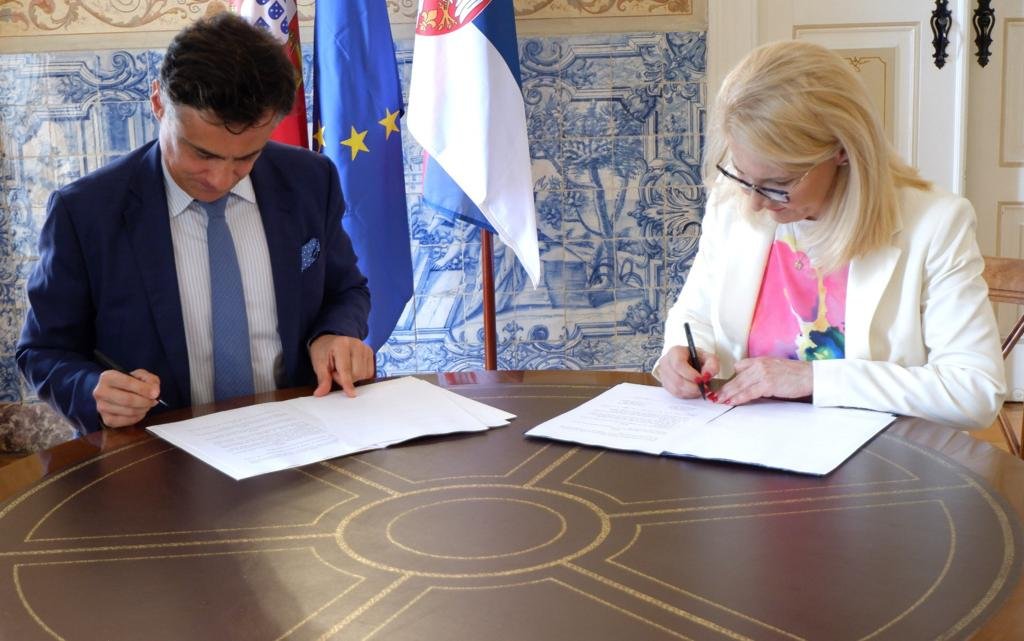 AEuropeus's tweet photo. Encontro em Lisboa com a Ministra para a Integração Europeia da Sérvia, Tanja Miščević, onde foi assinado um memorando de entendimento. Abordámos a recente reunião da Comunidade Política Europeia e a necessidade de reforço de coordenação entre a #UE e países candidatos à adesão. https://t.co/eCJZvAv5du