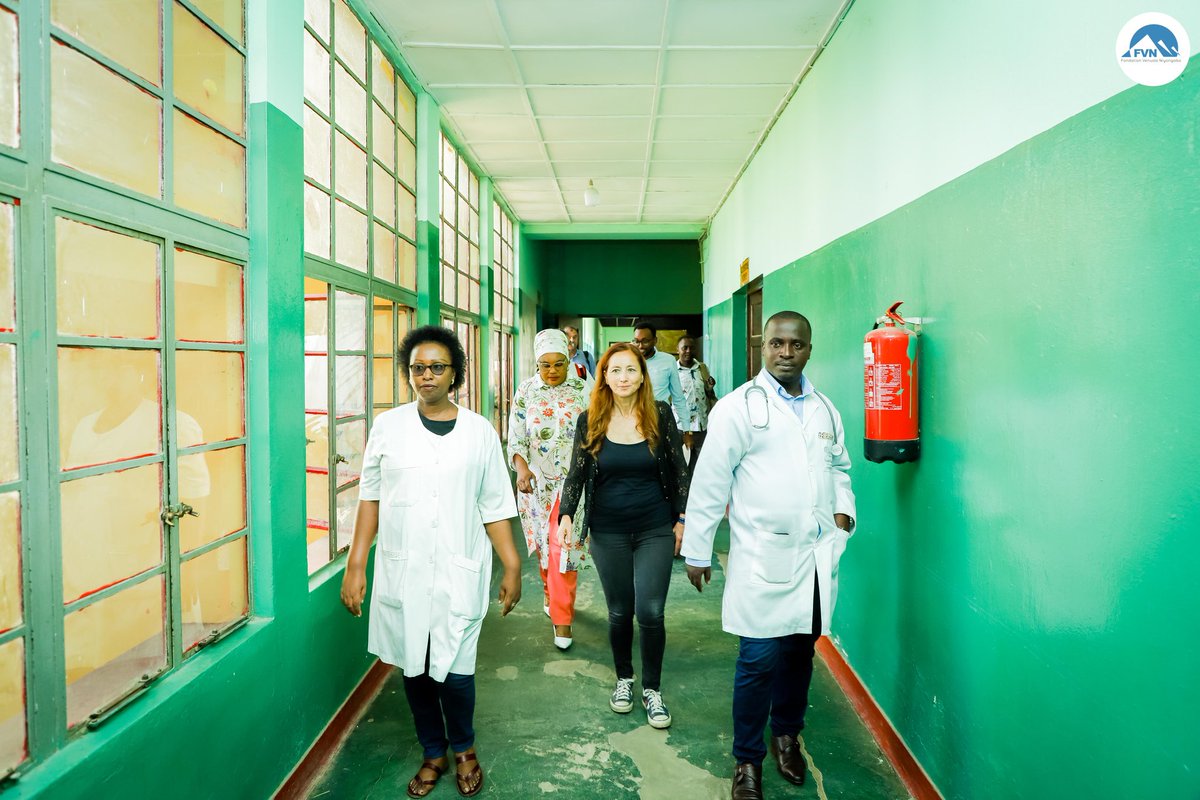 FondationVN's tweet photo. Ce 19 juin, @VNiyongabo  et l´équipe de médecins italiens étaient en visite @CPLR18 ( à la Clinique Louis Rwagasore) . Ces médecins collaboreront avec les médecins locaux pour le renforcement des capacités et surtout dans le domaine de la télémédecine. https://t.co/twa7mQOraT