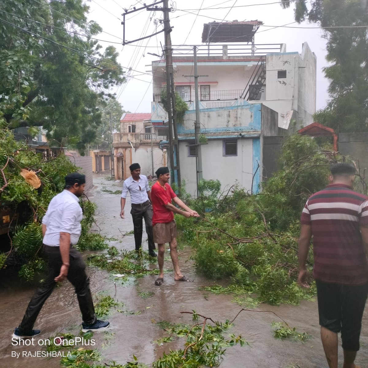 editorvskbharat's tweet photo. #BiporjoyCyclone से प्रभावित क्षेत्रों में सेवाकार्य में जुटे राष्ट्रीय स्वयंसेवक संघ के स्वयंसेवक https://t.co/mi85Tploee
