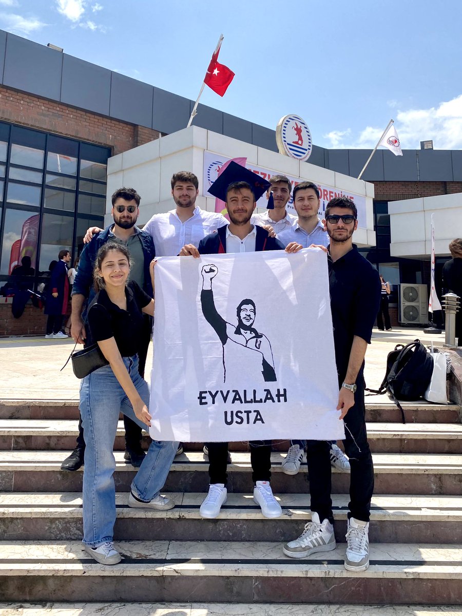 UFBOndokuzMayis's tweet photo. 1907 ÜNİFEB Ondokuz Mayıs Üniversitesi Örgütlenmesi olarak üniversite sorumlumuz Efe Berat Pişgen’in mezuniyet törenine katılım gösterdik. Tebrik eder, başarılarının devamını dileriz. https://t.co/6O4WgG1tWa