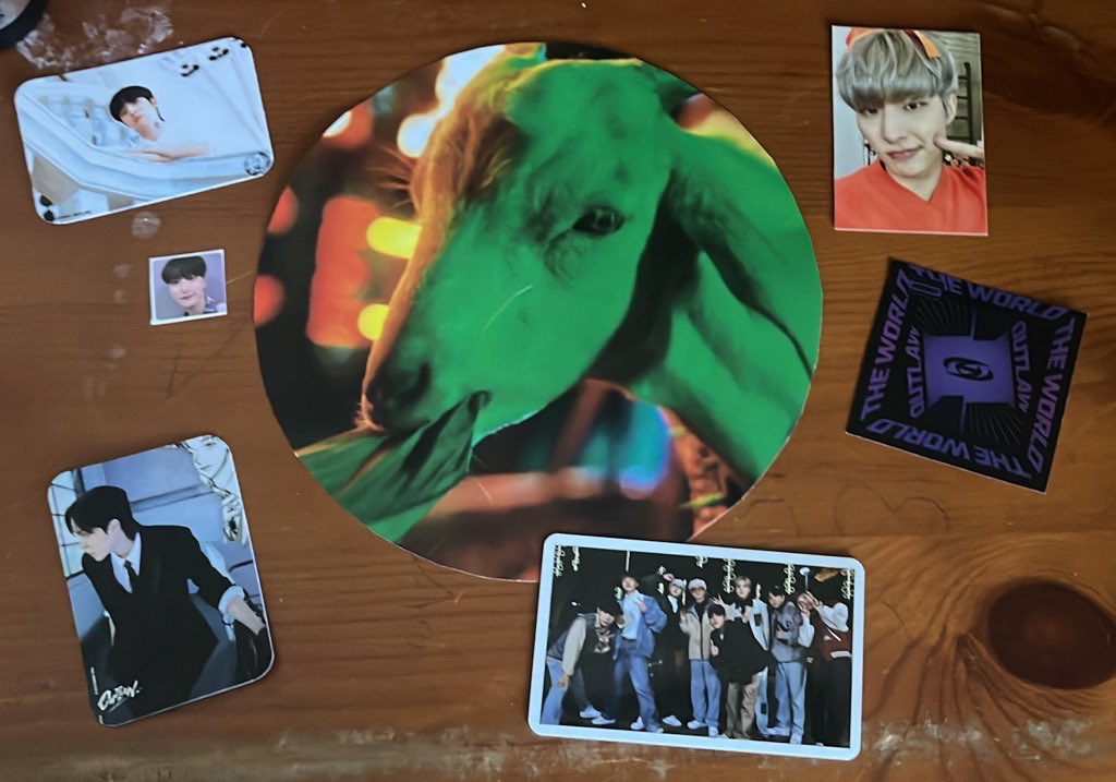 WaDaDaF_ck's tweet photo. Yo no tengo PC de la cabra pero I’m the one who took the circular pic home, my new bias🐐 (Sorry Mingi🫢)
#OUTLAWinPR #ATINYinPR #POPUPTEEZ @WorldInHazel @hello82official @ATEEZcommunity @ATEEZofficial https://t.co/E5m2Sqfyo1