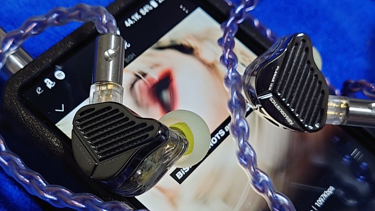 ryoutadb's tweet photo. 今日は珍しく家です。Kz Pr1 proとスペクラっぽい4.4mmです。音は気に入っているのですが、外だと音漏れ過ぎなのです😇pr2でもそんなに変わんないんだろうと思いながらもproです😇大人の余裕です😇嘘です😇
#中華イヤホン 
#kz 
#pr1pro 
#今日のイヤホン https://t.co/gyvNmqxTb4