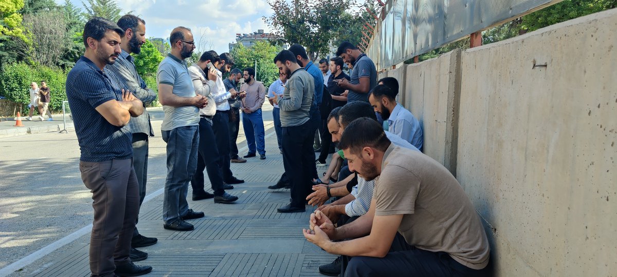 Gaziantep Furkan Hareketi mensupları olarak, hukuksuz bir şekilde gözaltına alınan <a href="/furkanhuzeyfe/">Huzeyfe YILMAZ</a> Hocamızı Gaziantep Adliyesi önünde bekliyoruz. Huzeyfe Yılmaz Hocamız serbest kalıncaya kadar burada beklemeye devam edeceğiz.

Adliye Önünde Vefa Nöbeti   #GaziantepAdliyesi