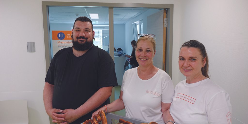 KlinikumES's tweet photo. Wir blicken zurück auf einen tollen &amp; erfolgreichen Tag der offenen Tür! 👏🥳 Wir bedanken uns bei allen Besuchern und Besucherinnen sowie bei allen, die zum Gelingen dieses erfolgreichen Events beigetragen haben. 🙏🧡 Impressionen gibt es unter: 
https://t.co/qpF6z2aO5h https://t.co/kXFXO498Uc