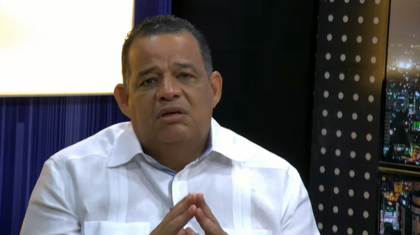 LeonardoJaquez's tweet photo. Luisin Jimenez sobre caso fiscal Carol Daritsel Morla:

"Ni la fiscal ni la policía actuaron profesionalmente. Los asuntos de tránsito son delitos menores. No hay que estrujar una Mujer para quitarle la llave de su carro. Simplemente llamar una grúa y poner las contravenciones. No está armada, no es peligrosa, no ha golpeado a nadie".-

#JaqueMate