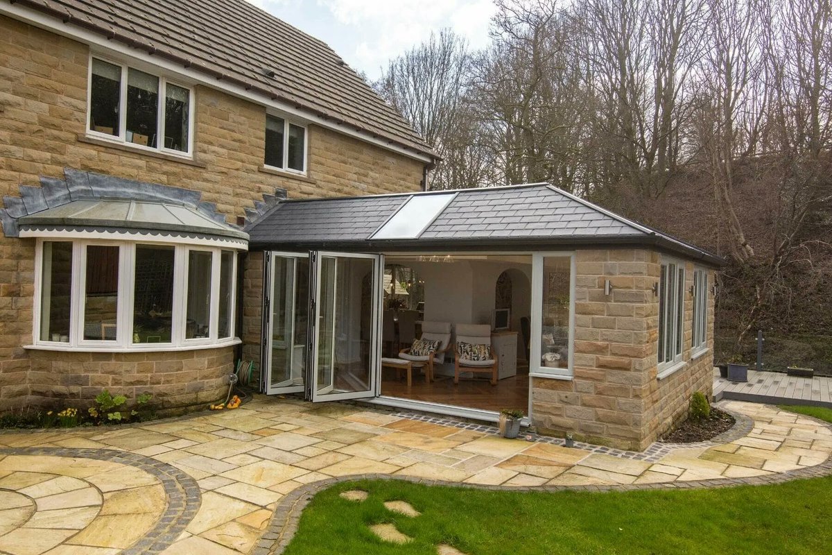 RoofsWarm's tweet photo. #HouseExtensions are the perfect way of expertly combining your garden with your home, giving you additional living space in the process. Made to fit your home, your new room will create a seamless blend.

🌟 TRADE WELCOME 🌟 https://t.co/rQA4bpP528