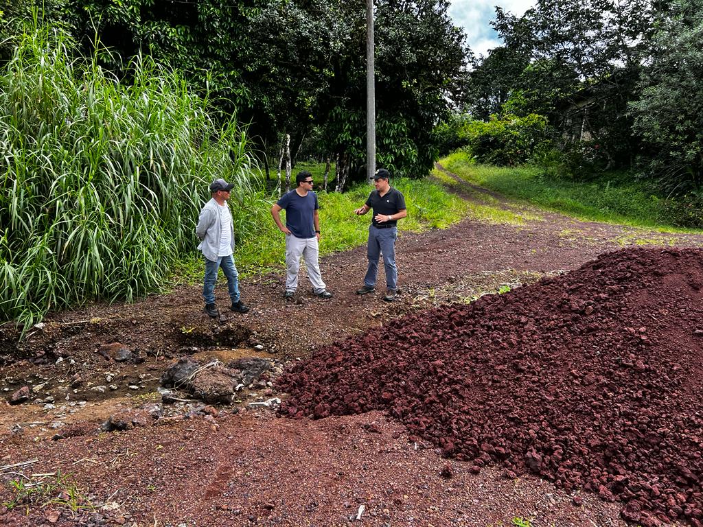 CGGalapagos's tweet photo. El presidente del #CGREG, @schubert_l dispuso a su equipo técnico de Obras Públicas inicie trabajos en las vías de #SantaRosa, #ElAguacatal y #ElOccidente de la isla #SantaCruz para prevenir los efectos de las posibles lluvias que caerían en #Galápagos por el #FenómenoElNiño. https://t.co/TZ72OLx1mF