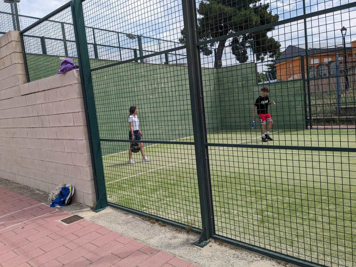 Salesarevalo's tweet photo. Los de 2º de ESO disfrutaron de un torneo de Pádel en las pistas del Ayuntamiento De Arévalo. Una buena manera de ir acabando el curso junto con los valores deportivos. 🎾🎾🎾🎾 #AbrimosCaminos #salesianosarevalo https://t.co/4088QLODQV