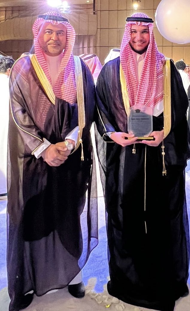 الحمد لله علي التمام والكمال. والحمد لله علي افضاله ونعمه التي لا تعد ولا تحصي. الحمد لله علي تخرج الابن راكان بن ياسر مندورة من المرحلة الثانوية. الله يوفقه وجميع ابناء المسلمين. فخور جدا براكان القي خطاب الخريجين.