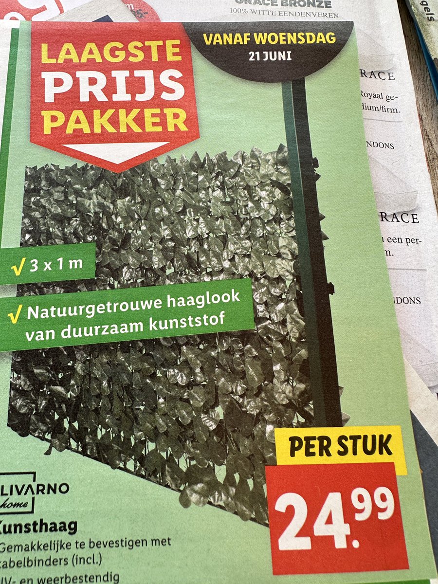 Na plastic gras, de plastic haag. Dat wordt heerlijk zweten in je plastic tuin. 

Zorgen voor de natuur en voor de toekomst is vooral iets wat andere mensen moeten doen als zelfs een echt haagje nog teveel moeite kost. 

#nederland #natuur #plastic #lidl #triest #pvdd