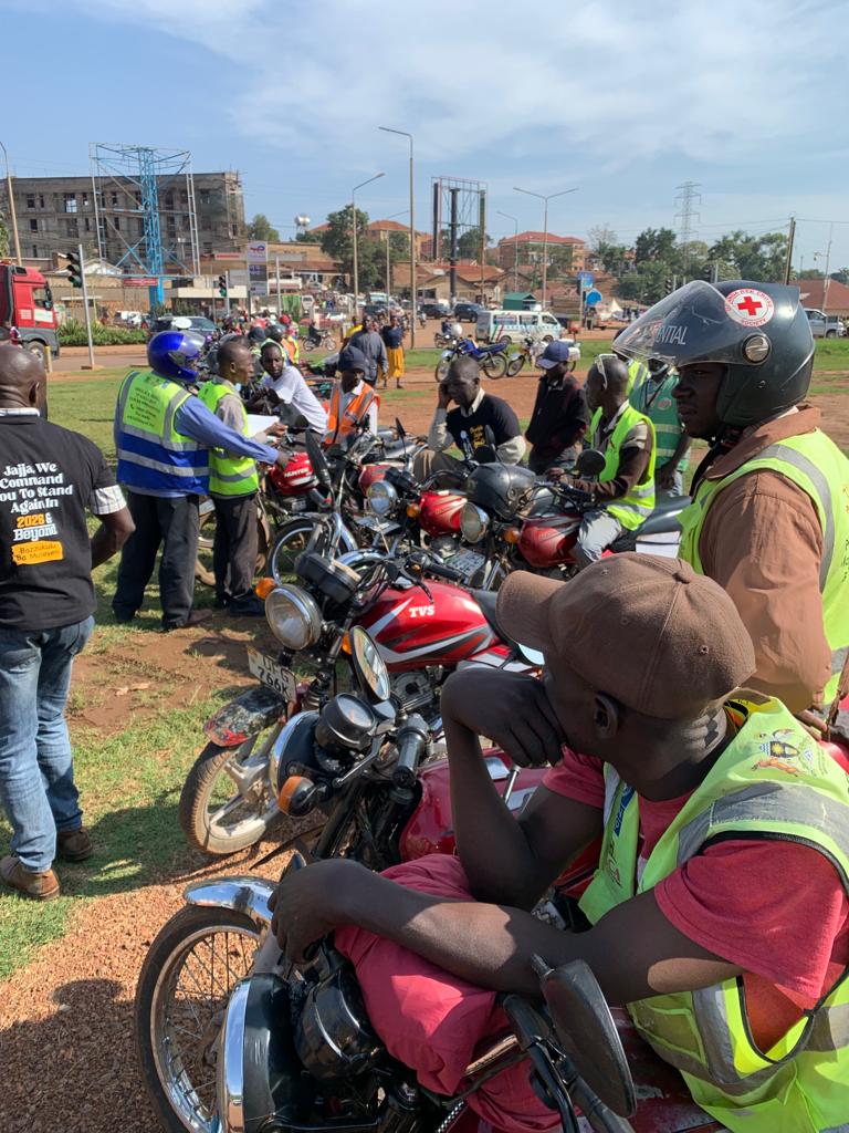 kasolomedia's tweet photo. Youth and boda boda riders in Kampala Central  together with their leaders have stationed at Bwaise round about to welcome H.E @KagutaMuseveni &amp; congratulate him for overcoming Covid-19.

#OmalakoJajjaTovaKuMain https://t.co/QeeS4E3vgx