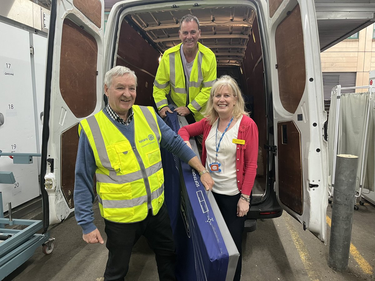 GWH_NHS's tweet photo. 250 old mattresses that the Trust no longer needs have been donated to charitable causes. 

50 mattresses went to Swindon Humanitarian Aid Partnership, 60 to the @salvationarmy for homeless hostels, 40 to @TheBHF to be sold in charity shops and 100 taken directly to Ukraine.👏🌍 https://t.co/jauJjy6522