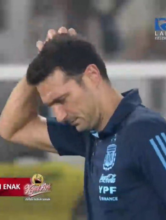 lynqisx's tweet photo. Ekspresi Scaloni 
Final Piala dunia : 😊😄😁😃
Lawan juara Sea Games : 😓😥😰😨😫

#TimnasDay Arhan Shayne Asnawi Romero Elkan Enzo Garnacho https://t.co/H9jOoOSGEh