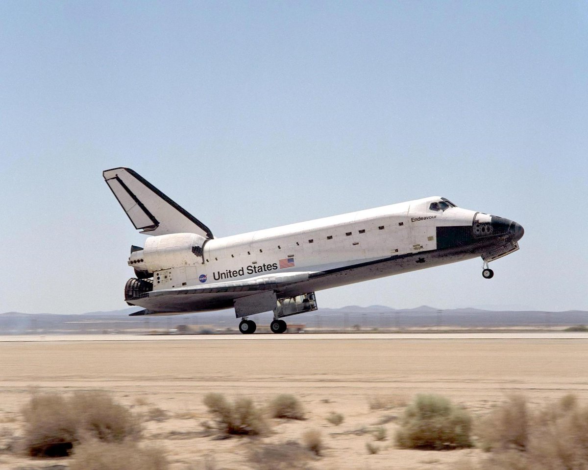 NASAhistory's tweet photo. Cruising into Monday like a boss  ✅ 

Space Shuttle Endeavour (STS-111) made a picture-perfect landing at Edwards Air Force Base in California #OTD in 2002. @NASAArmstrong

More moments from Endeavour's history: https://t.co/9J8TcBPxDy https://t.co/QeStpi5OPd