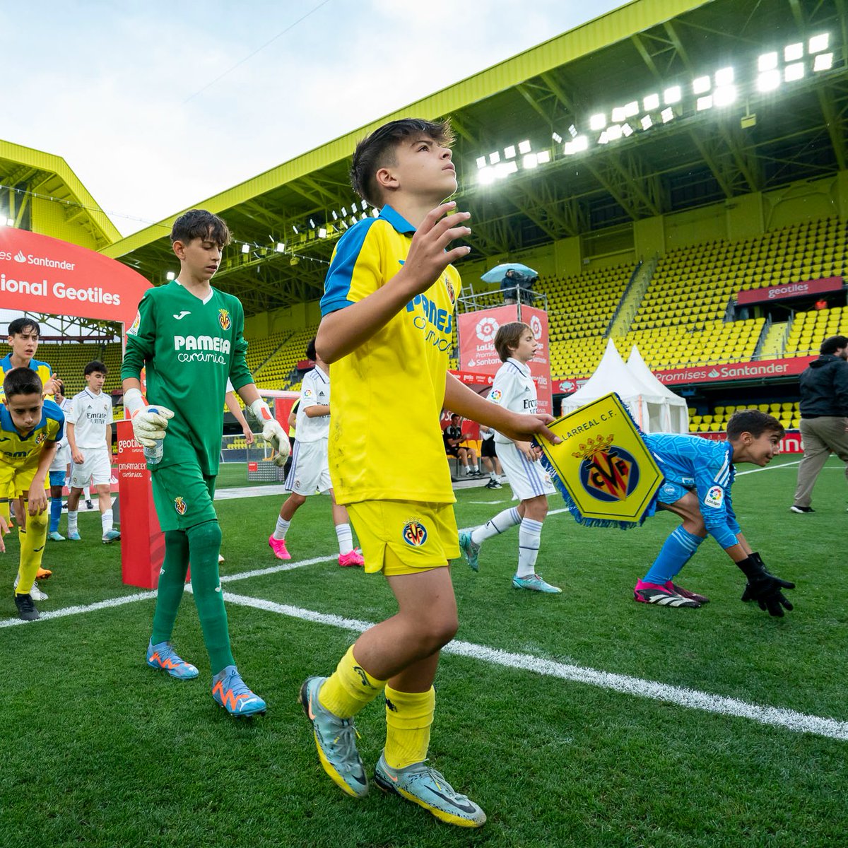 CanteraGrogueta's tweet photo. Nada más bonito que ser capitán del equipo de tu pueblo 💛.

Geotiles #LaLigaPromises 🏆 https://t.co/fJwYfj9vEo