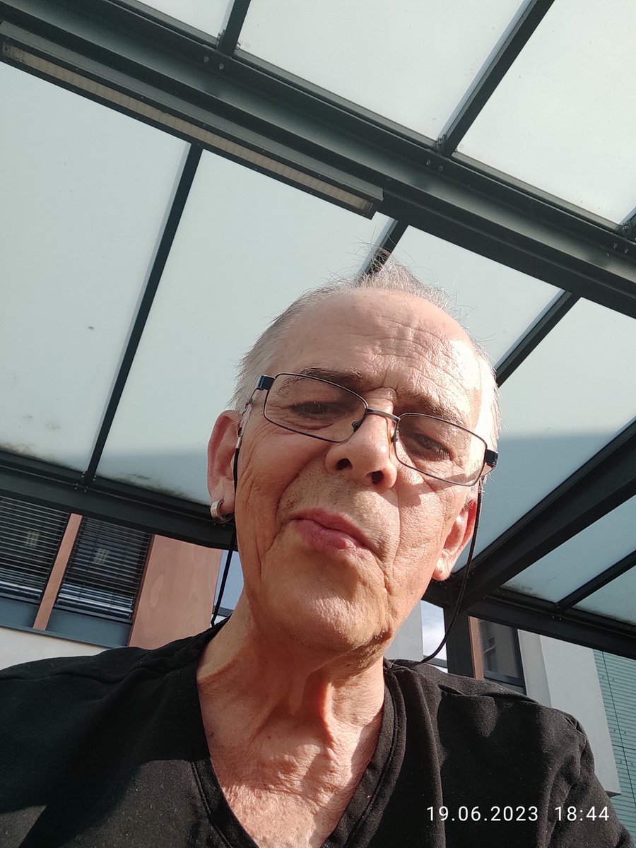 MasterRelaxe's tweet image. Heute ma im kleinen schwarzen... 🤔 Schönen Abend.