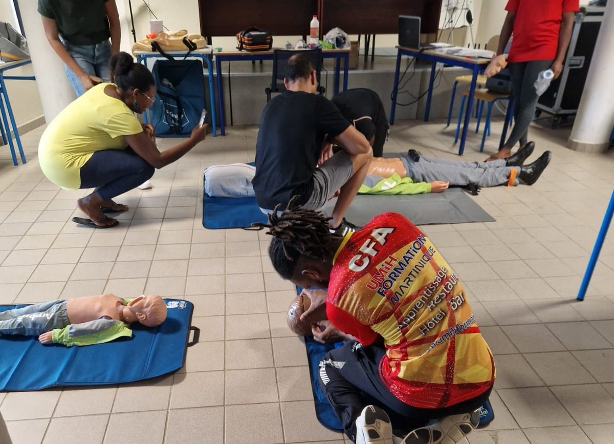 Une FIL PSC1 (Prévention et secours civiques de niveau 1) au LGT Paulette NARDAL.
Le personnel a pu bénéficier de l’expertise de Mr Jean-Philippe LABONNE CEAF et Formateur de formateur de l’Equipe Nationale.
Le PSC1 dure une journée et est accessible à tous les personnels.