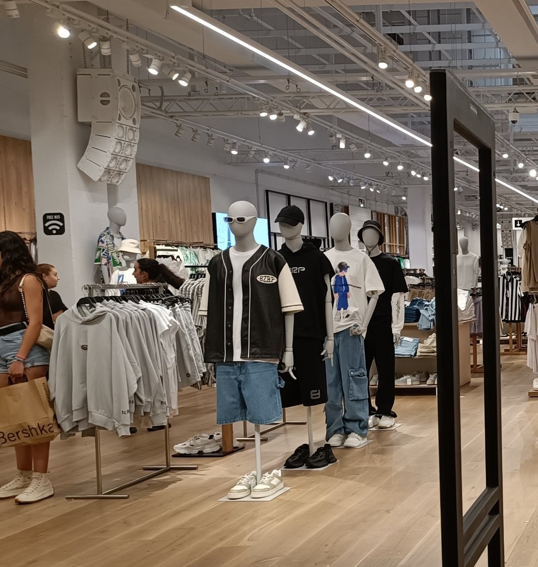siraallwhite's tweet photo. Ellos, anchos y cómodos. Ellas, desnudas y envasadas al vacío.
@Bershka https://t.co/BdzH1fM2E8