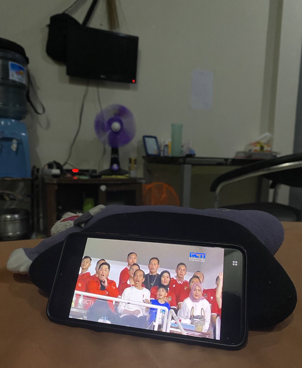 kikikhadii's tweet photo. ada lucunya juga pak @jokowi dan pak mentri bumn ini kalo lagi terngiang-ngiang #TimnasDay https://t.co/OBkU1XnySh