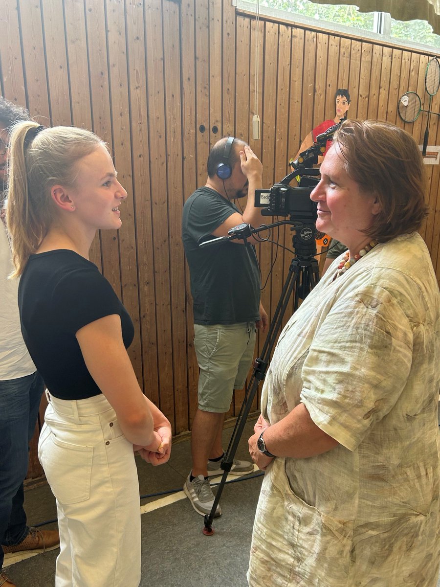 KM_BW's tweet photo. #Sportministerin #Schopper hat die Tulla-Realschule #Karlsruhe als Partnerschule der #Olympia-Stützpunkte ausgezeichnet. Damit die NachwuchsathletInnen künftig Schule und Leistungssport noch besser vereinbaren können. Glückwunsch👏! #KM @DOSB #lsvbw #twlz #edubw #sport https://t.co/82mTcFf6K4