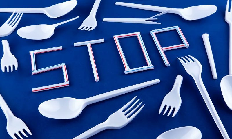 conexaoplaneta's tweet photo. Restaurantes e lanchonetes de #NovaYork não vão mais oferecer #talheres e sachês plásticos. Lei entra em vigor em agosto. Com 9 milhões de habitantes, medida deve tirar de circulação bilhões desses #resíduos utilizados apenas uma vez e depois jogados fora: https://t.co/eoWbK6cPtj https://t.co/5PMPABHCDz