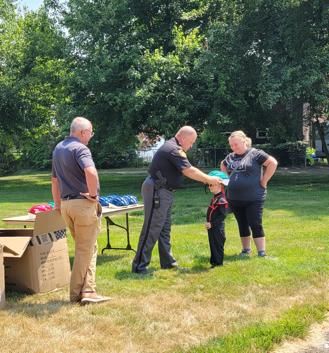 Thank you to Matt Lutz and Kim Hambel of the @MuskingumSO! Your dedication to promoting bike safety is greatly appreciated. a
#CommunitySafety #ThankYou #MuskingumCountySheriffsOffice #BikeSafety #HelmetSafety #SafeBiking #Muskingum #MCLS #MuskingumLibrary