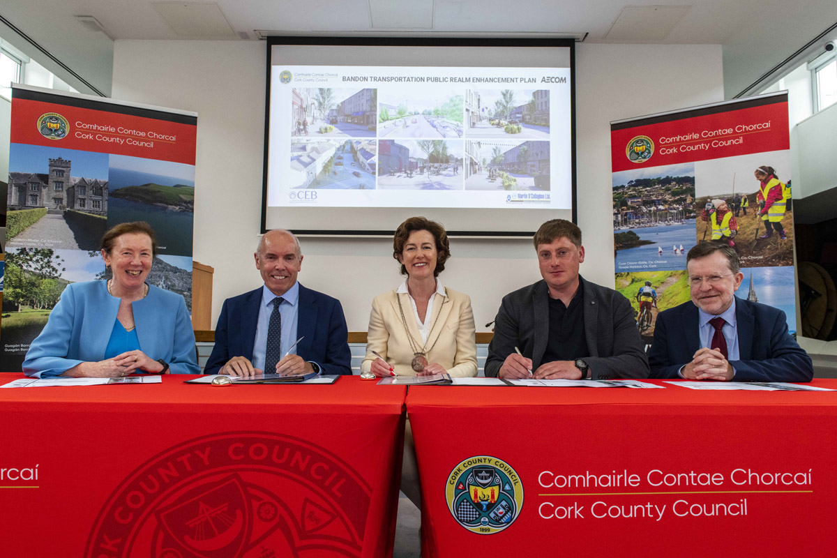 Corkcoco's tweet photo. 📢Cork County Council has appointed Martin O'Callaghan Ltd. for Phase 3 of the Bandon "Transport Public Realm Enhancement Plan"

🚴‍♀️The works will include the introduction of cycle lanes, upgraded footpaths, universally accessible bus stops and more

➡️More https://t.co/6PGoSZw2IE https://t.co/aDtGMp9W47