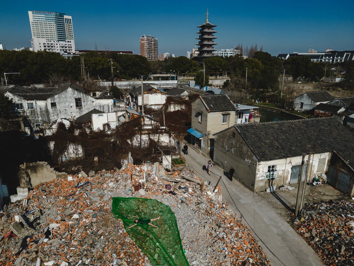 'Ephemeral Landmark' - Filmed performance 2023
Inspired by the demolition and reconstruction of the "Old East Gate" on the edge of the Zhuihong Bridge Scenic Spot,Jiangsu Province, #China. 

#Kimvi #sitespecific #Performanceart #culturalheritage #urbanecologies
