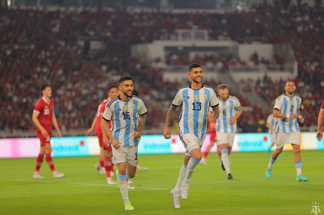 Argentina's tweet photo. 🏆 #SelecciónMayor - #Amistoso 

⚽ @Argentina 🇦🇷 2 (Leandro Paredes y Cristian Romero) 🆚 #Indonesia 🇮🇩 0

⏱ 25' ST https://t.co/2gpqEJzknH