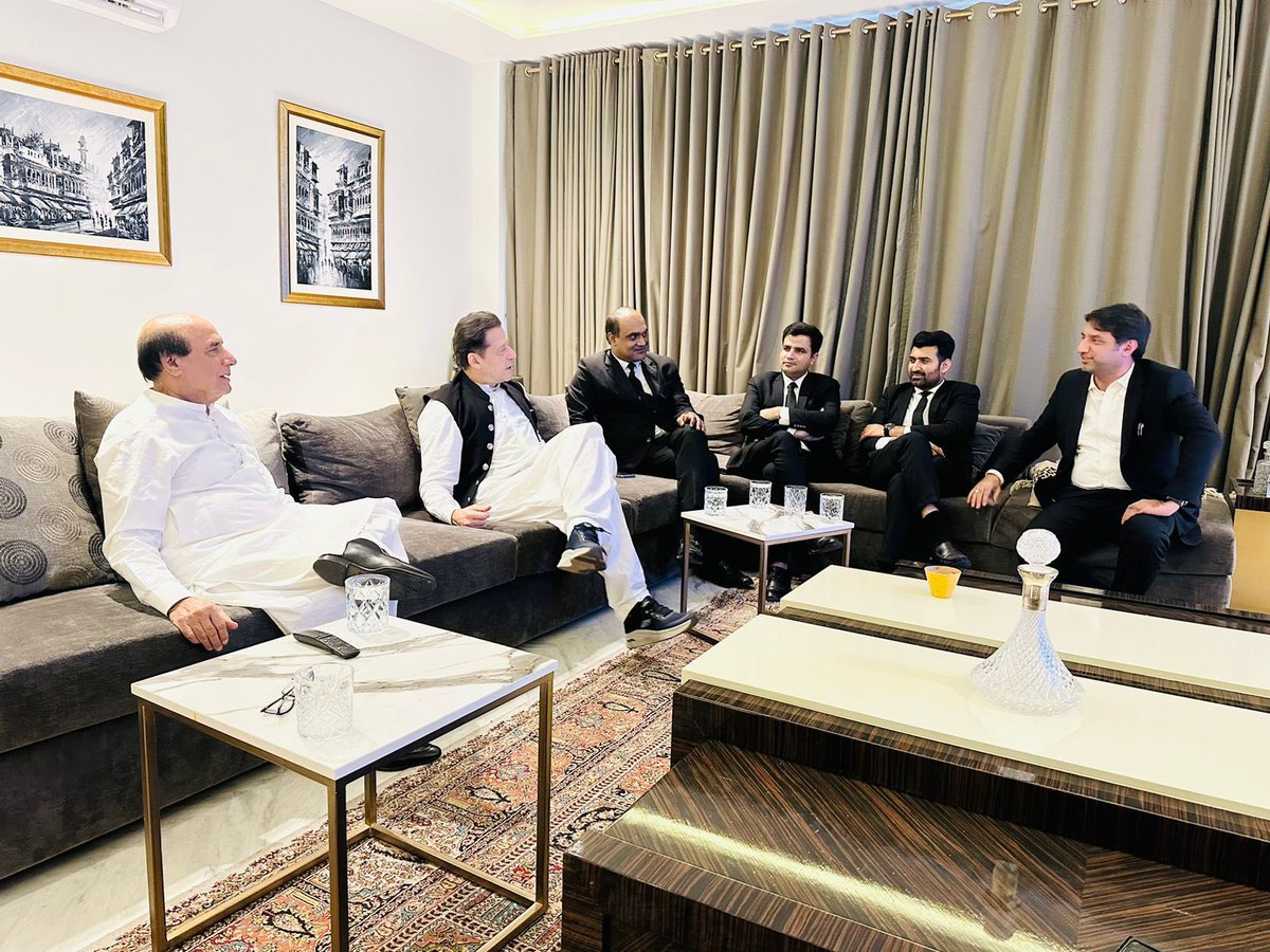 چیئرمین پاکستان تحریک انصاف عمران خان کی سینئر ماہرِ قانون لطیف کھوسہ کی رہائش گاہ آمد 

لطیف کھوسہ کی رہائش گاہ پر مسلح حملے کی شدید الفاظ میں مذمت 

حملے کی جامع تحقیقات اور ذمہ داروں کیخلاف سخت کارروائی کی ضرورت پر زور 

ملک میں آزادی اظہار، آئین و قانون کے نفاذ، انسانی حقوق