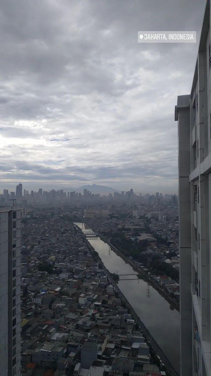 namelesscats_'s tweet photo. @convomfs Pemukiman, gedung tinggi, gunung, serta polusi pagi hari. https://t.co/NK3vfXS7Ri