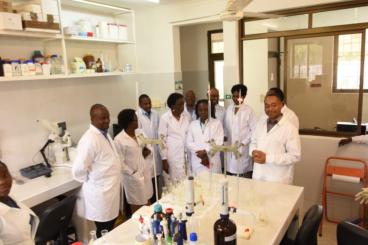 TFNC_TZ's tweet photo. UGENI MAABARA YA CHAKULA NA LISHE YA TFNC.

Wafadhili  wa shughuli za lishe nchini wamefanya ziara ya kikazi katika Maabara ya Taasisi ya Chakula na Lishe Tanzania ili kujionea maendeleo ya upimaji wa sampuli za utafiti wa Afya ya Uzazi na Mtoto na Viashiria vya Malaria Tanzania https://t.co/STA1RDvGIQ